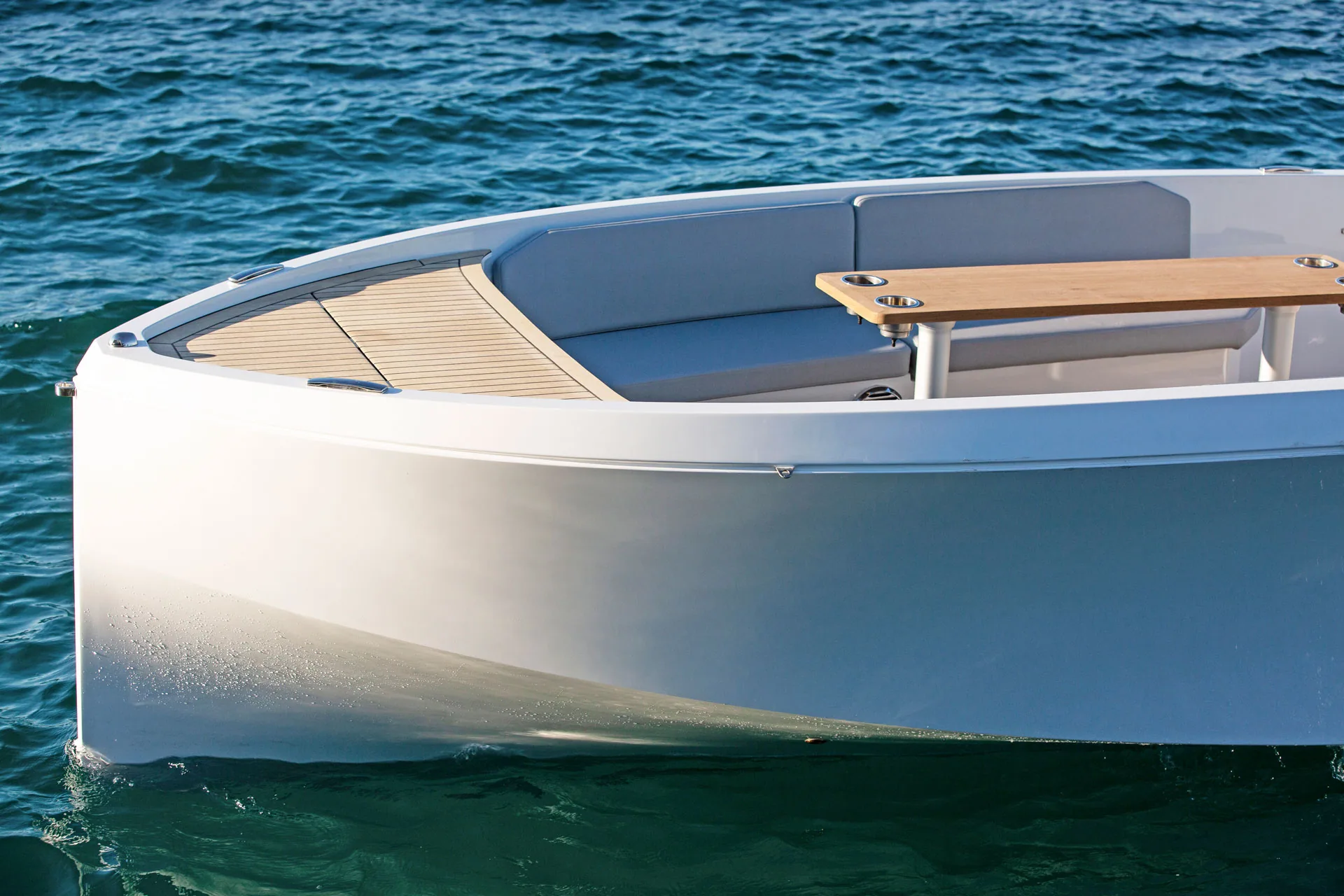 The open, flowing hull of Serene 24