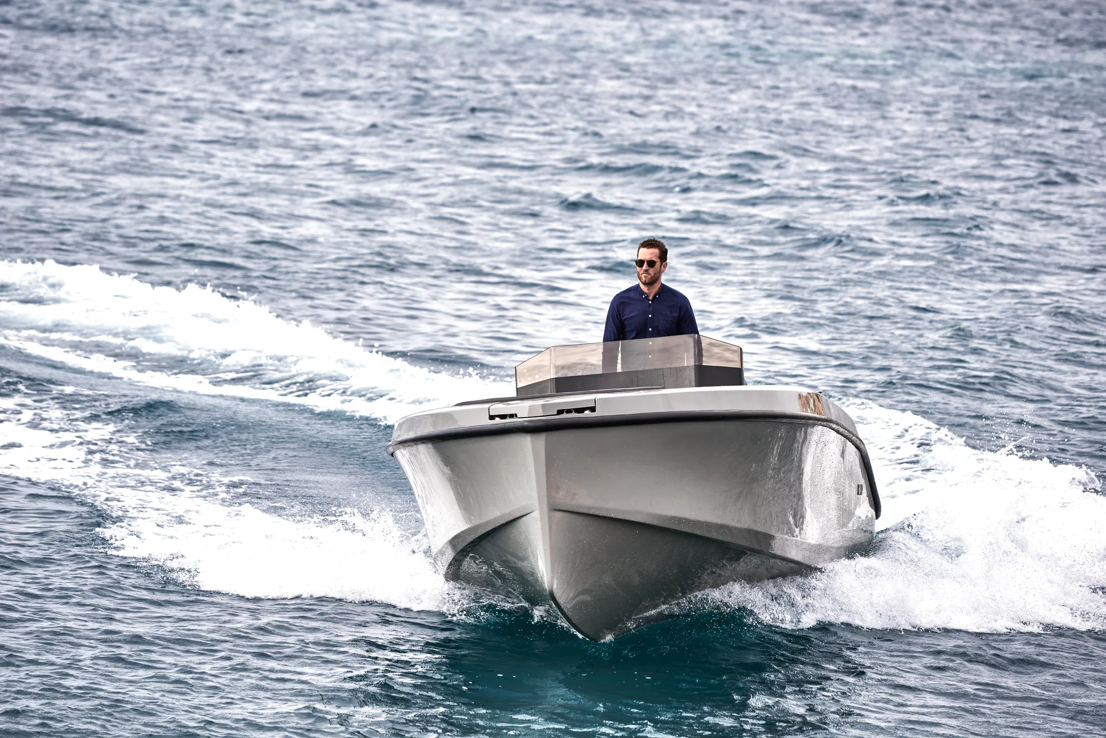 Source 25 at speed, bow-on